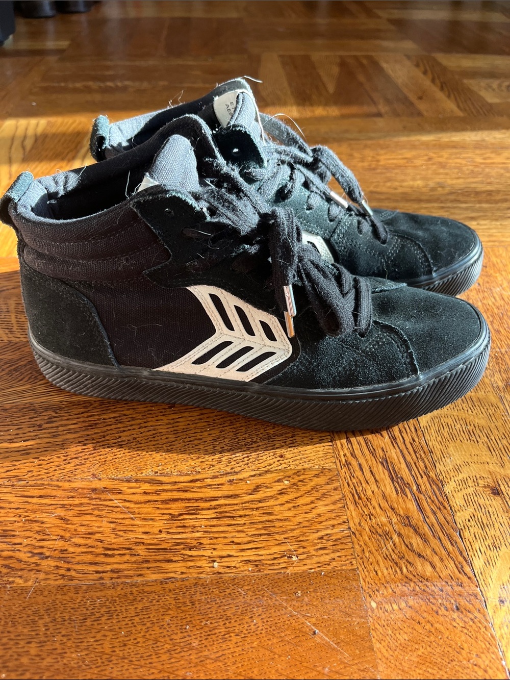 Cariuma Black on Black High-Top Sneakers with White Side logo Detail